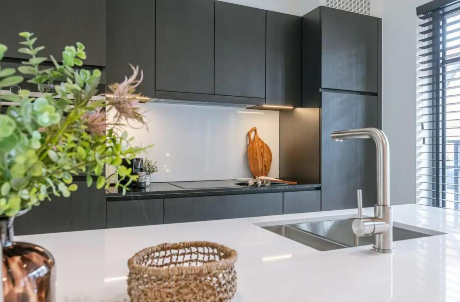 Poseidon Luxe Gelijkvloers Met Tuin ,terras En Gratis Parking *